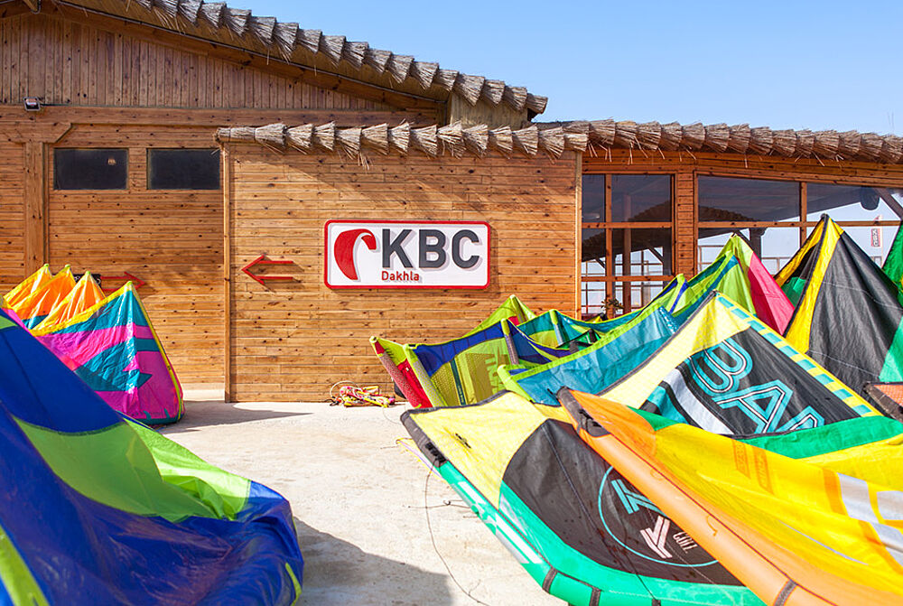 Le centre de kitesurf KBC Dakhla avec une station directement sur la plage au Maroc