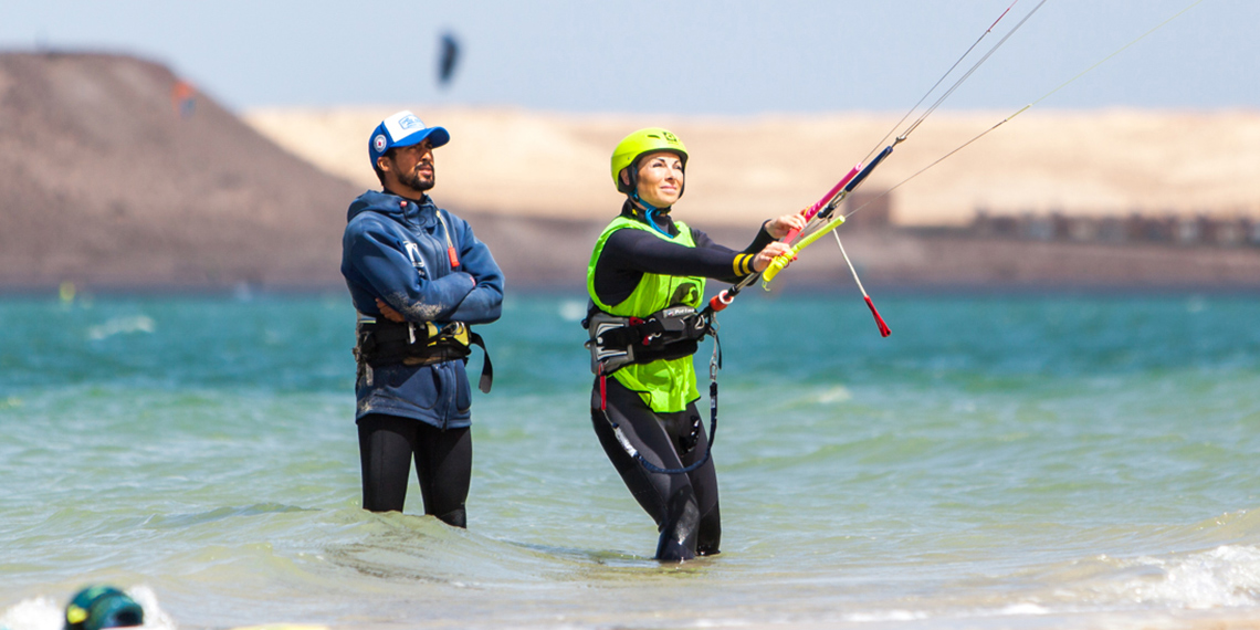 [Translate to español:] Kitesurfen lernen im Anfänger Kitekurs am KBC Dakhla in Marokko