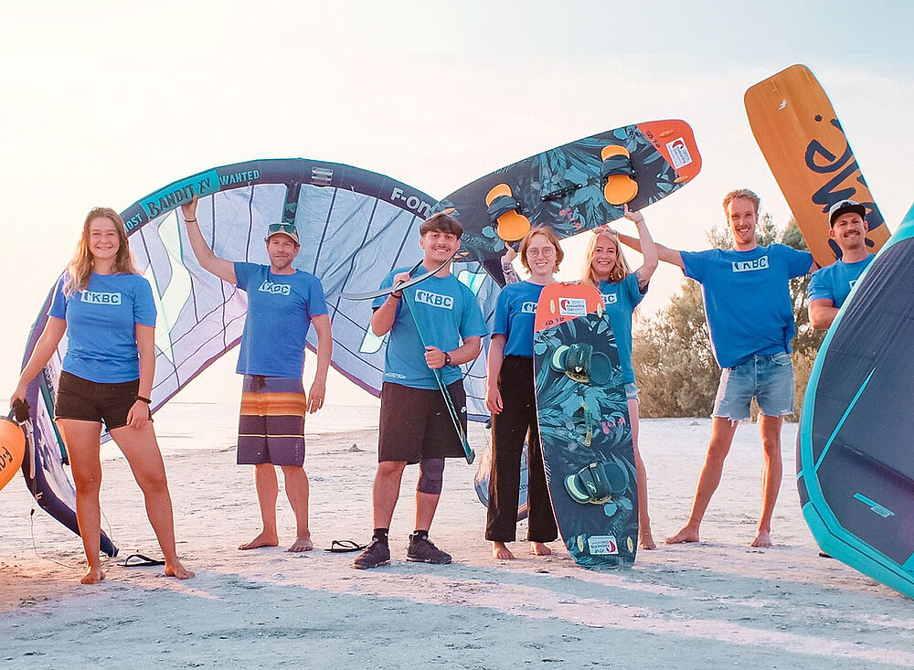 Kitesurfing Gruppe am Strand mit Kites und Kiteboards - Kiteboarding Club Team Holland015 Wassersport Reiseziel