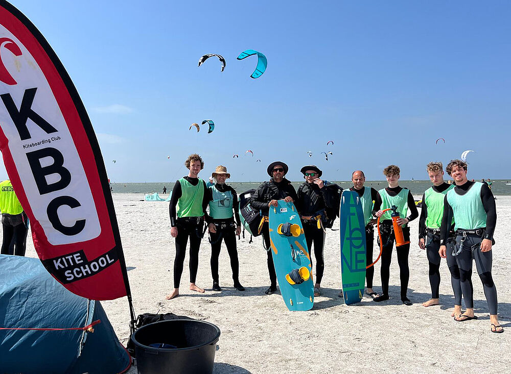 Kitesurf Holland009 Kiteboarding-Gruppe am Strand mit Kites, Kiteschule VKBC, Wassersport-Training in Holland