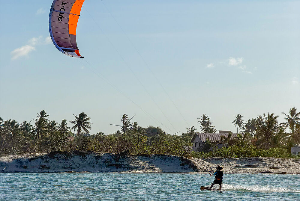 Kitesurfen in der Lagune von Parajuru in Brasilien