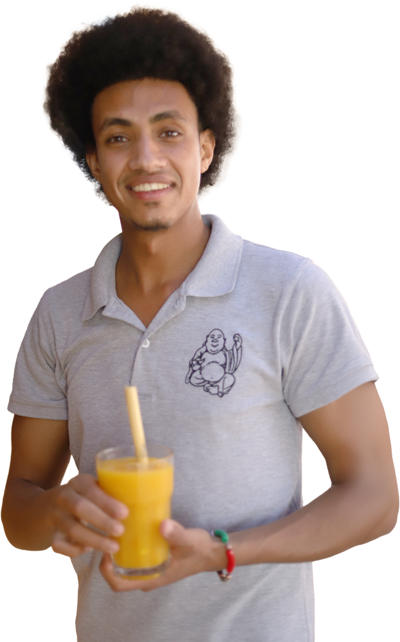 Buzzha mit orangem Getränk in grauem Polo-Shirt - Kitesurfing und Wassersport Reiseziel Erlebnis