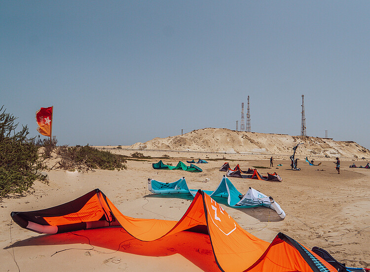 Attrezzatura kitesurfing e aquiloni sulla spiaggia del centro KBC New Spirit Dakhla in Marocco per sport acquatici