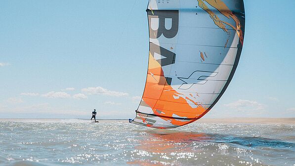 Kitesurf avec Bandit Kite de F-ONE - de l'action kitesurf avec de l'équipement professionnel chez les sports nautiques