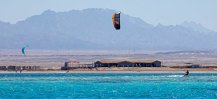 Learn to kitesurf at the KBC kiteschool in Ras Soma in Egypt