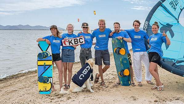 Família KBC - Equipe na praia com kitesurf e kites - Empregos em kitesurf e esportes aquáticos wingfoil