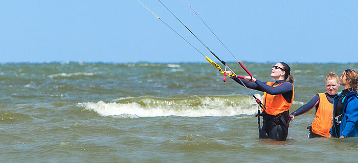 Aprende a hacer kitesurf en la escuela de kite KBC en la playa de kite del Ijsselmeer en Holanda
