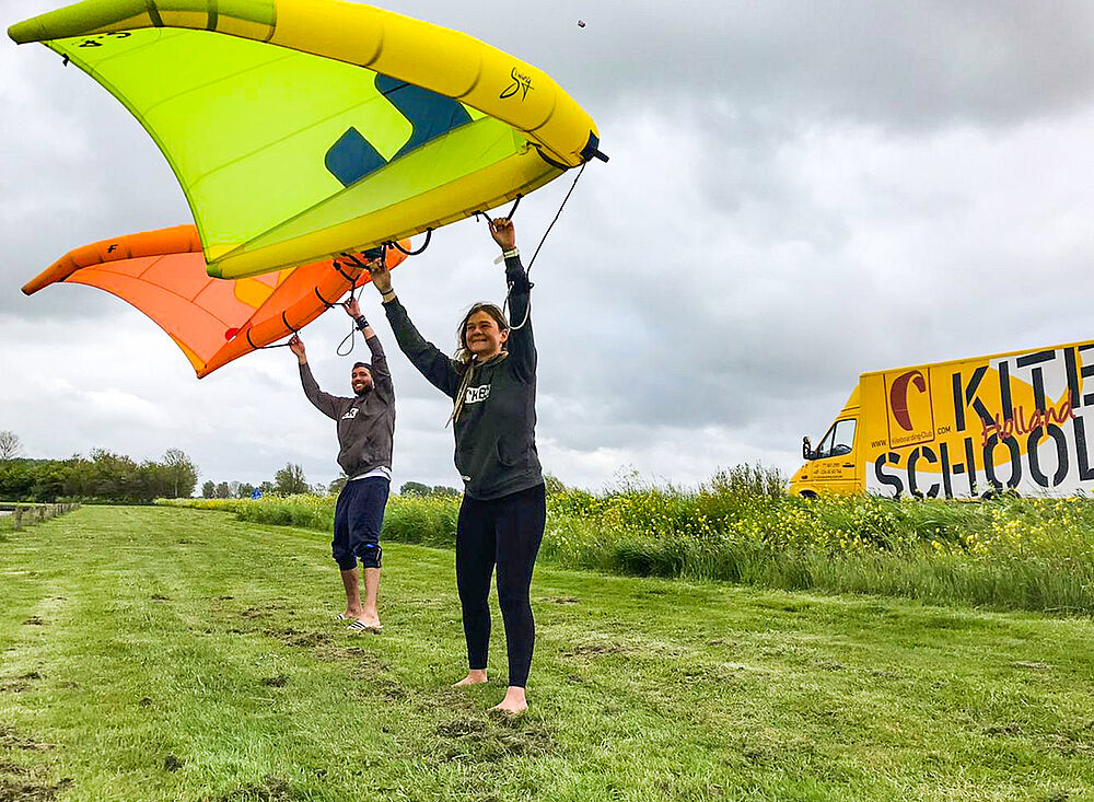 Kitesurf Holland017 Kiteboarding Schule Training mit bunten Kites auf grüner Wiese, Wassersport Reiseziel Holland