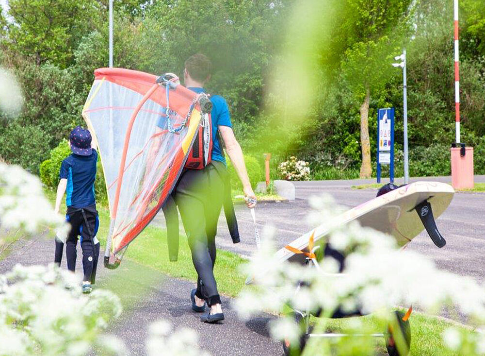 Kitesurfer Kitesurf Holland016 trägt Kiteboard und Segel in den Niederlanden - Kitesurfing Wassersport Reiseziel