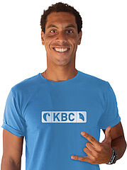 Ras Moustafa vom KBC Ras Soma Kitesurf Center lächelt im blauen KBC T-Shirt - Kitesurfen am Roten Meer Ägypten