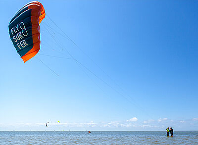Kitesurf instructeur met student in het IJsselmeer en vliegeraar Viron KIte