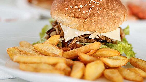Burger et frites au KBC El Gouna - repas Belly Burger après une session de kitesurf en mer Rouge