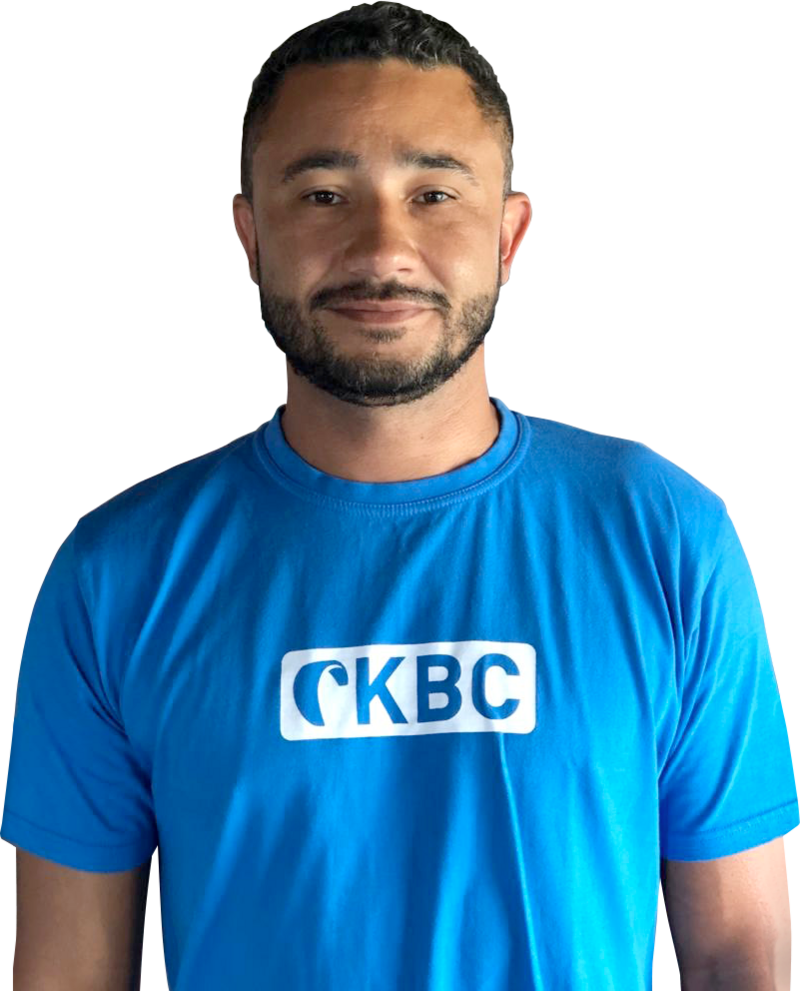 Valber, instructeur de kitesurf en t-shirt bleu CKBC pour cours de kiteboarding et sports nautiques