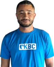 Valber, instructeur de kitesurf en t-shirt bleu CKBC pour cours de kiteboarding et sports nautiques