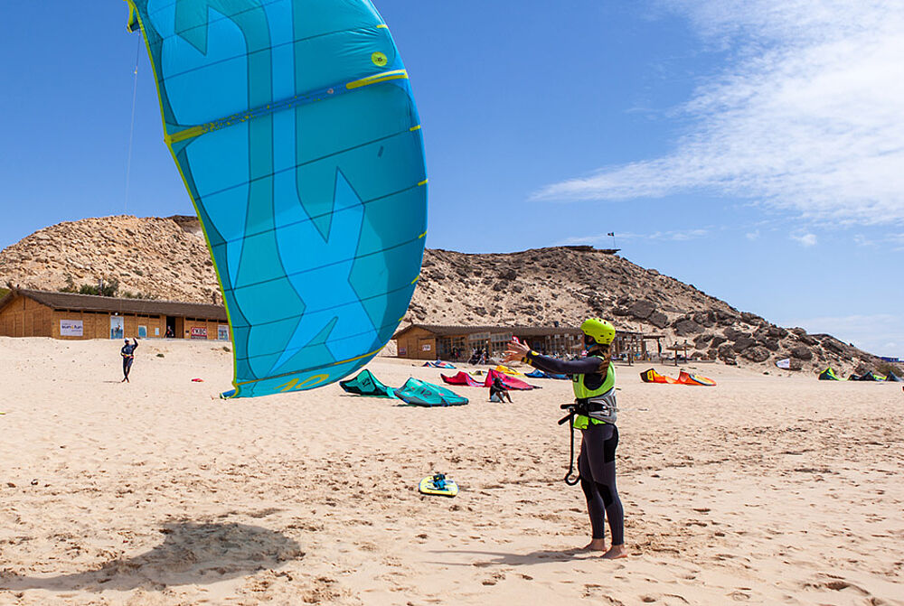 Le centre de kitesurf KBC Dakhla avec une station directement sur la plage au Maroc