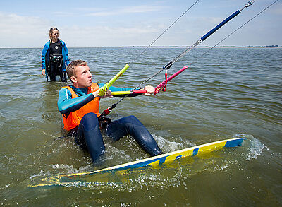 Kitesurf studenten met vliegerdocent in Hindeloopen in het IJsselmeer
