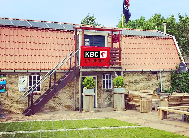 Scuola kitesurf KBC Hindeloopen con terrazza in Olanda - centro sport acquatici