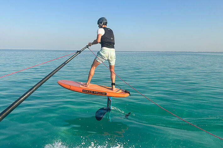 Einfach abheben mit dem Foil Simulator Boot am KBC El Gouna. Hier am Roten Meer kannst du am Foil Simulator das Abheben mühelos üben und dazu eine Menge Spaß haben. Bei deiner Session mit dem Foilsimulator Boot, kannst du dich voll und ganz auf das Foilen konzentrieren – ohne dich um die Steuerung des Wings zu kümmern.