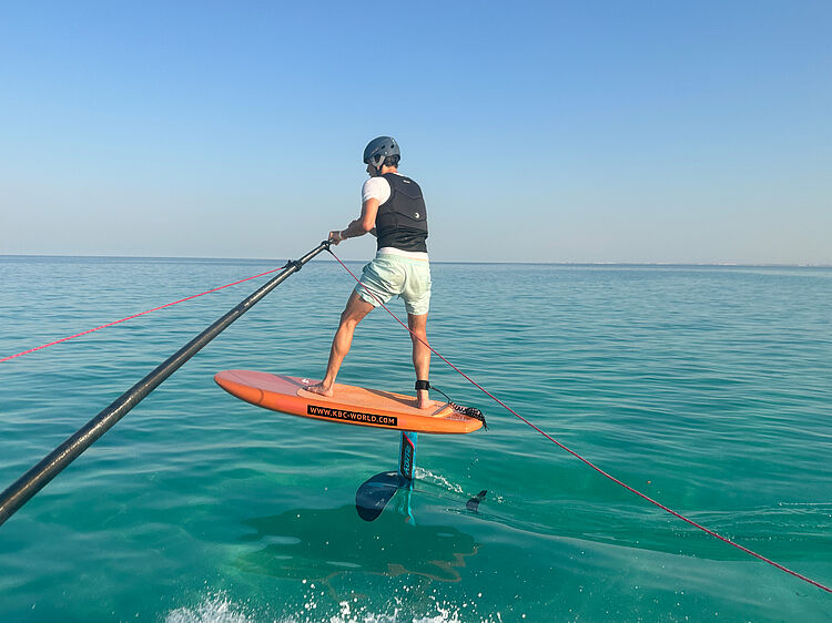 Barco Simulador Foil en KBC El Gouna Mar Rojo Entrenamiento Wingfoil Egipto