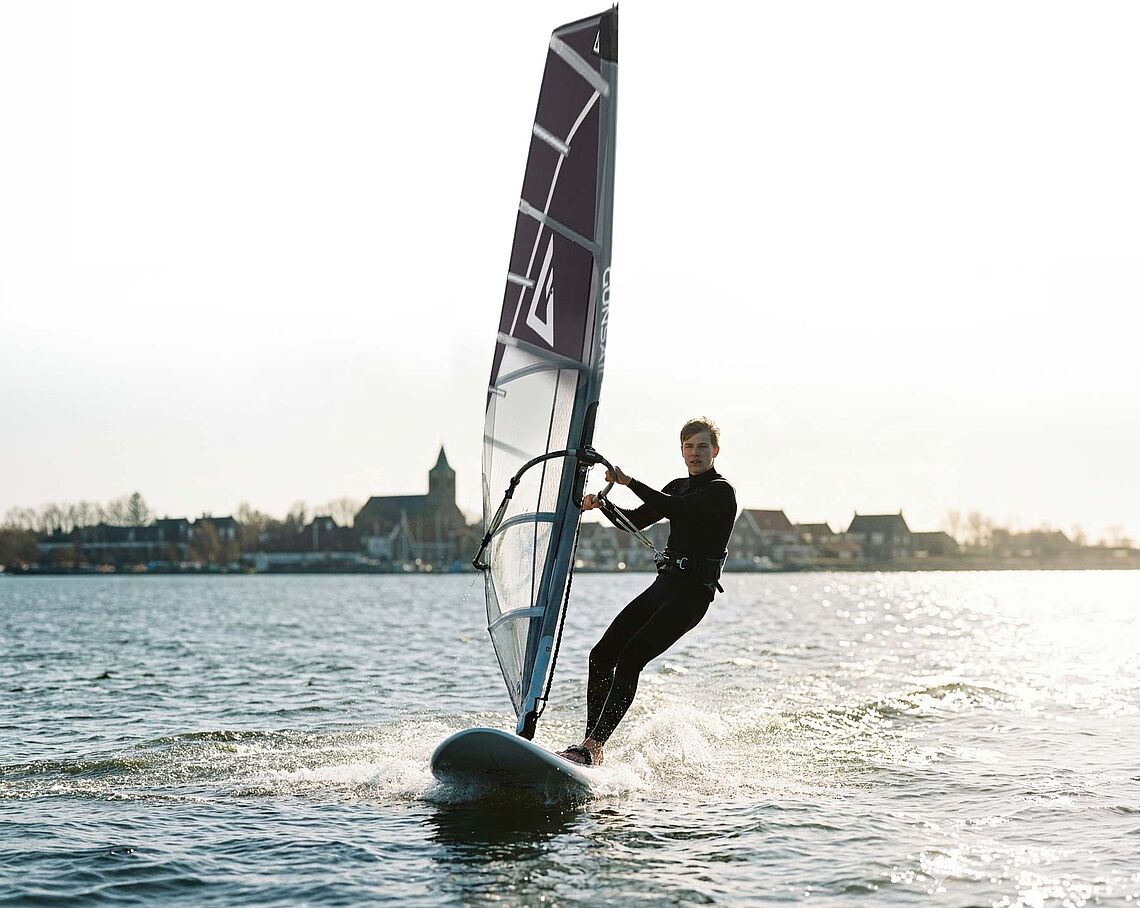 Windsurfen am KBC Hindeloopen - Windsurfer auf dem Wasser in Holland mit Windsurf-Segel und Board am Kitespot