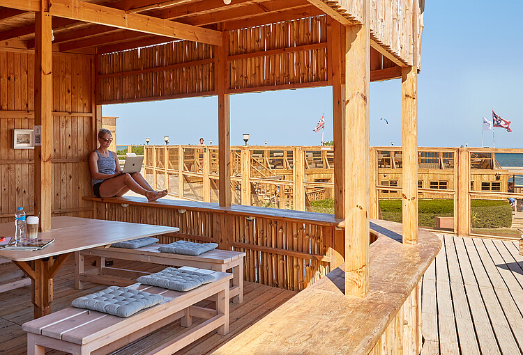 Spazio lavoro al KBC El Gouna - donna con laptop in padiglione legno, Mar Rosso Egitto