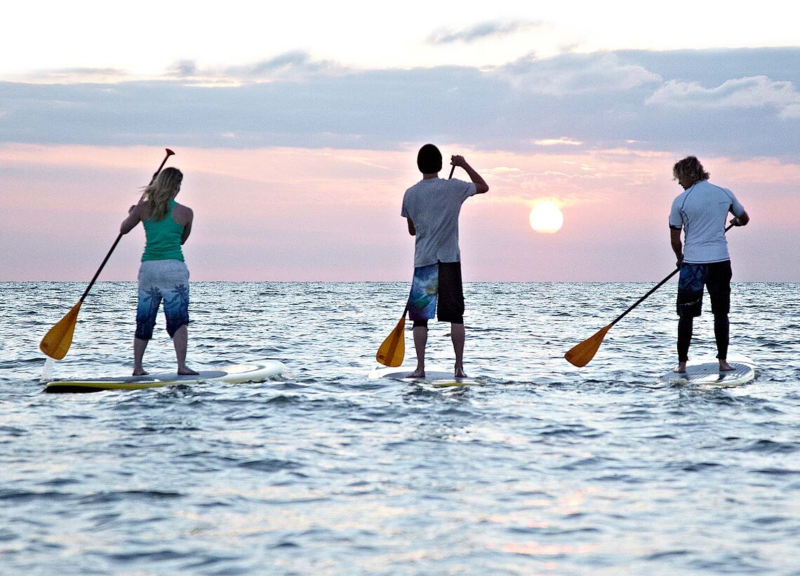 SUP Stand Up Paddling am Ijsselmeer bei Sonnenuntergang - Wassersport am KBC Holland am Camping Hindeloopen