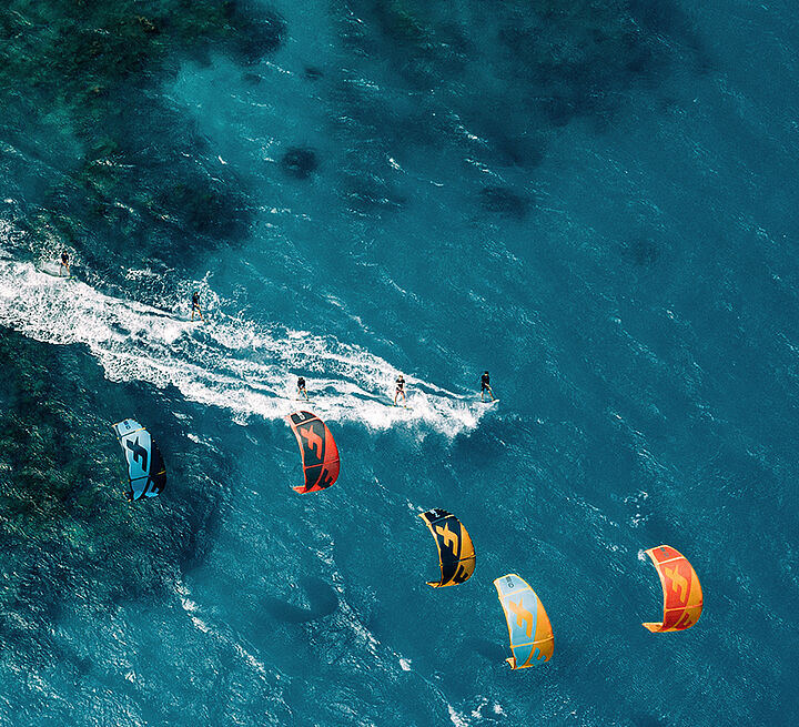 Gruppe Kitesurfer auf dem Meer