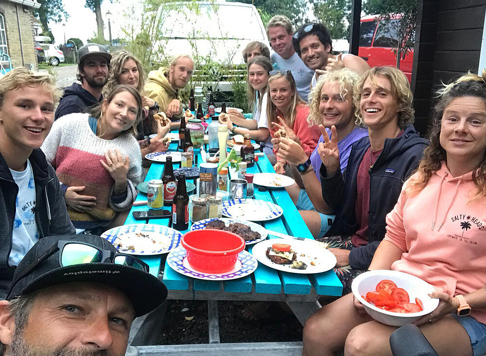 Kitesurf Holland006 und Kiteboarding-Gruppe beim gemeinsamen BBQ in Holland - Wassersport-Community feiert