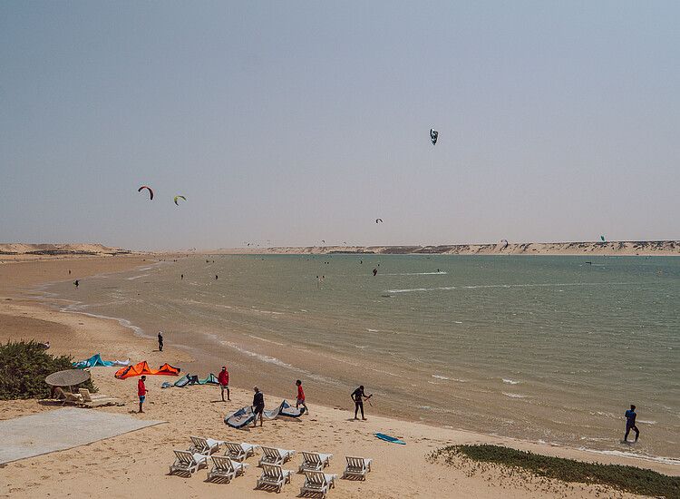 Spiaggia kitesurf a Dakhla Marocco con kite in acqua al KBC New Spirit Dakhla, centro NewSpiritDakhla