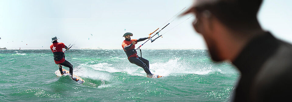 Due kitesurfisti con aquiloni F-ONE in mare aperto - attrezzatura kiteboard