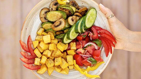 Bowl healthy avec ingrédients frais chez KBC El Gouna - nutrition parfaite pour kitesurfeurs Mer Rouge Égypte