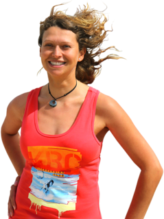 Vrolijke kitesurfster op het strand van Kiteboarding Club KBC Brouwersdam - watersport en kitelessen