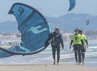 Kitesurfing instructor trains in individual supervision