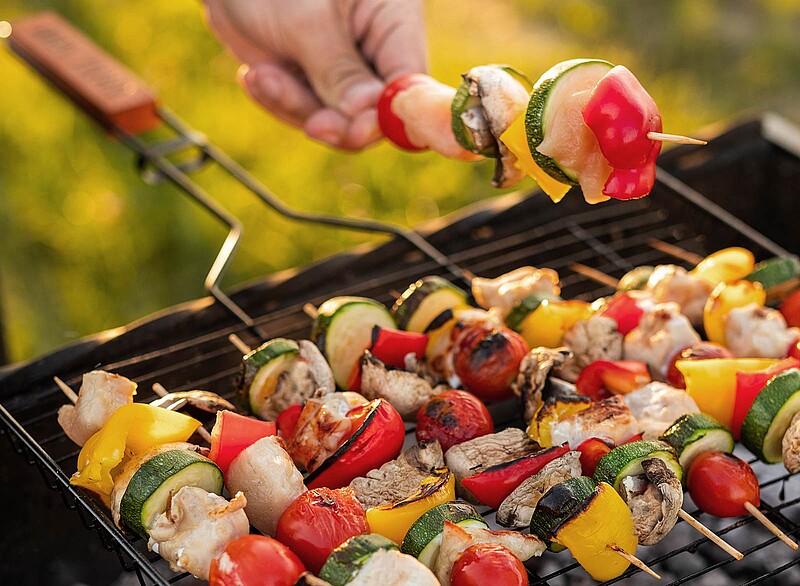 Grillabend al KBC Hindeloopen Olanda - spiedini di verdure grigliate dopo kitesurf in spiaggia, viaggio kiteboarding