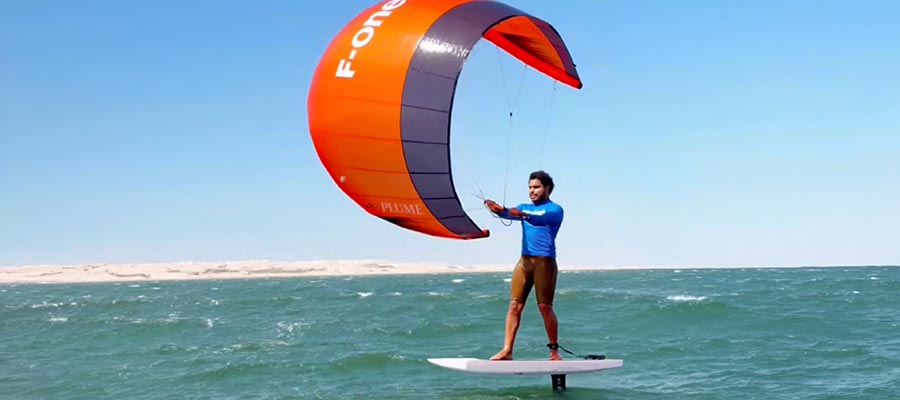 KWing Course Dakhla - K-Wing avec planche à foil et F-ONE Plume au spot de kite de KBC Dakhla au Maroc
