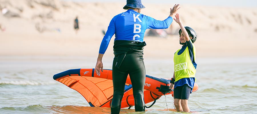 Wingfoil Kinder Kurse an der professionellen Wingfoil Schule KBC Dakhla und New Spirit Dakhla – Kinder lernen spielend und sicher Wingfoilen