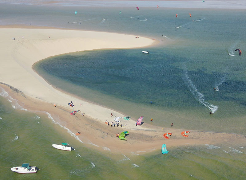 Kitesurfista su duna bianca Dakhla Marocco KBC Centro Kitesurf