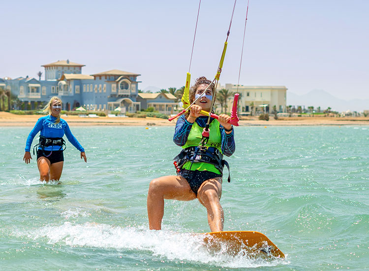 Lezione di kitesurf presso KBC El Gouna - studenti che imparano il kiteboarding nelle acque turchesi del Mar Rosso