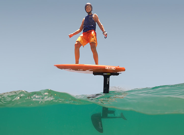 Experience the unique sensation of taking off during an approximately 20-minute eFoil session. With no wind at all, you’ll focus on balance, weight shifting, and the lift provided by the foil—the perfect preparation for taking off faster and with more control when wingfoiling.