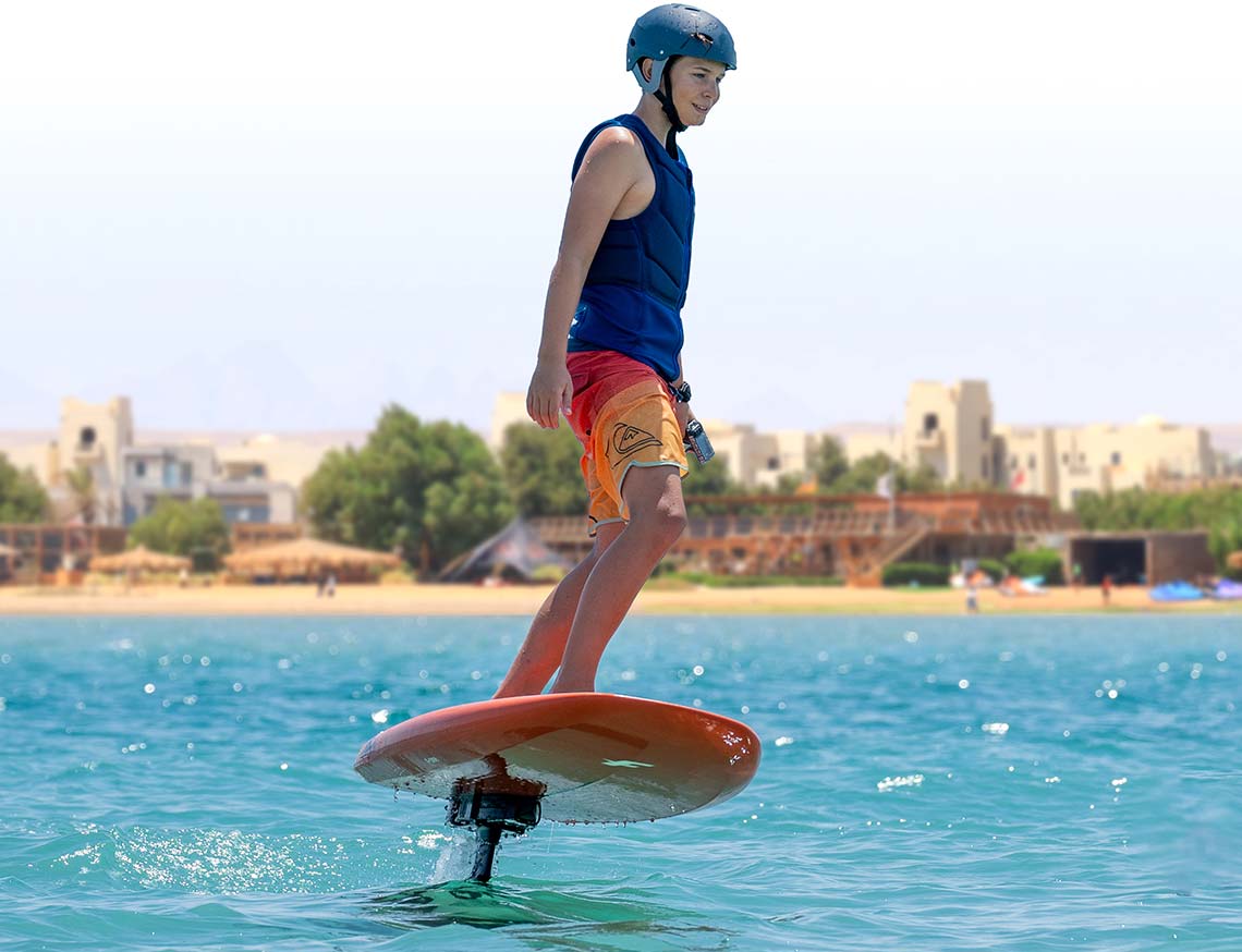 eFoil Take Off MantaFoils junger efoil Rider am KBC El gouna auf dem Roten Meer