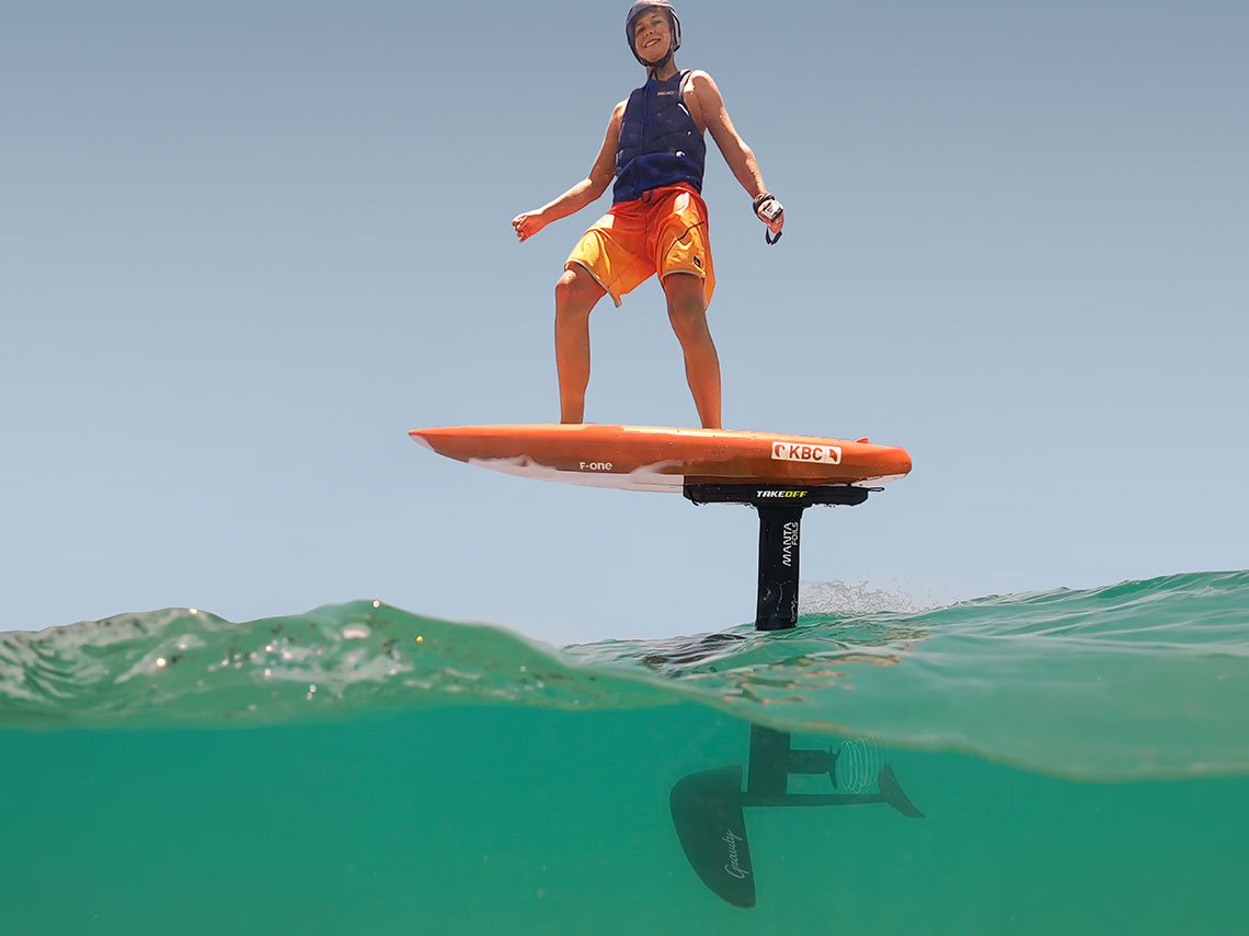 eFoil MantaFoils in El Gouna am KBC El gouna am Roten Meer, Take Off, der Lift, junger Fahrer