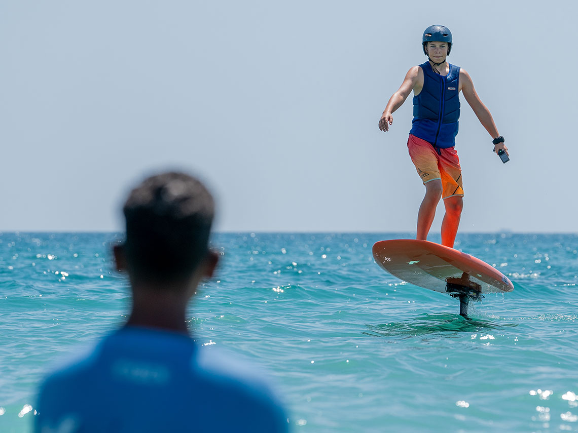 eFoil MantaFoils in El Gouna am KBC El gouna am Roten Meer, Take Off, der Lift, junger Fahrer