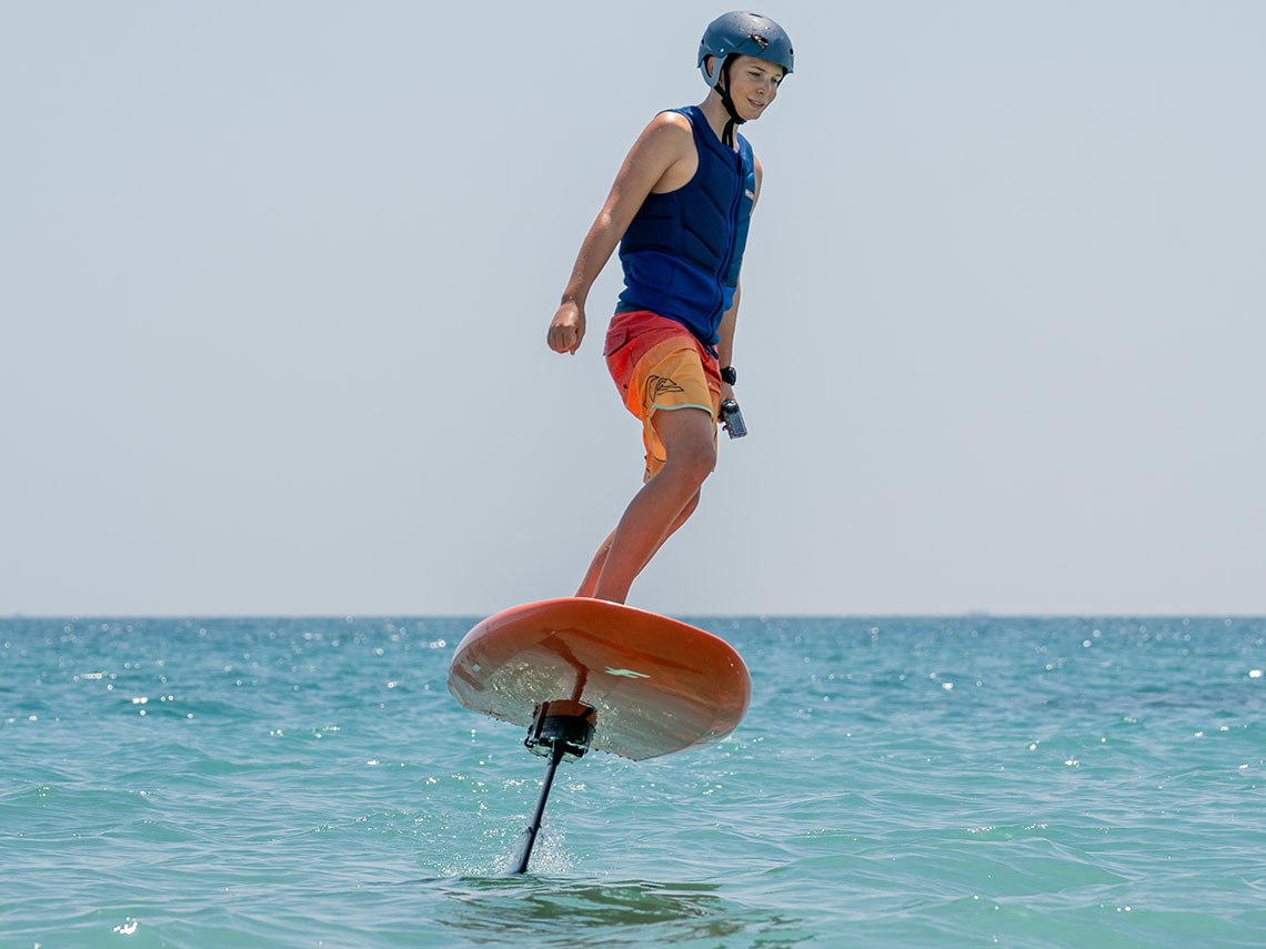 eFoil MantaFoils in El Gouna am KBC El gouna am Roten Meer, Take Off, der Lift, junger Fahrer