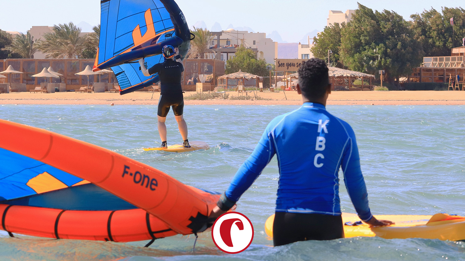 Im KBC Wingfoil Event lernst du unter professionell, bekommst Tipps holen und feilst gezielt an deiner Technik, inklusive hochwertigem F-ONE Material. Genieße Sonne, konstanten Wind und die riesigen, stehtiefen Lagunen und das offene Meer am KBC El Gouna – das perfekte Revier, um dein Wingfoil-Level auf das nächste Level zu bringen. 