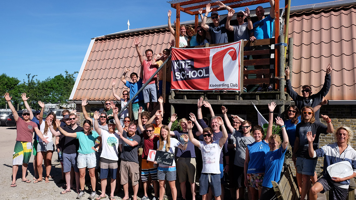 Kitesurflehrer udn Schüler an der kiteschule in Holland am Ijsselmeer