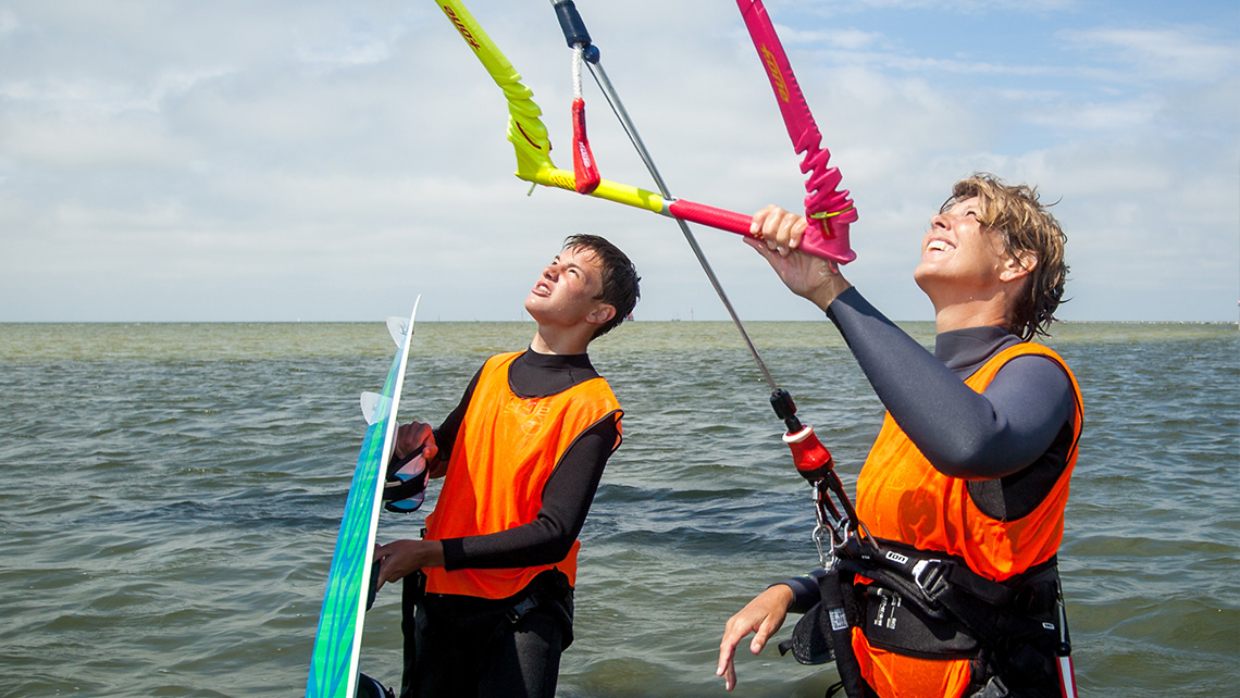 Kitesurfkurs für Mutter und Sohn an der Kiteschule in Holland am Ijsselmeer