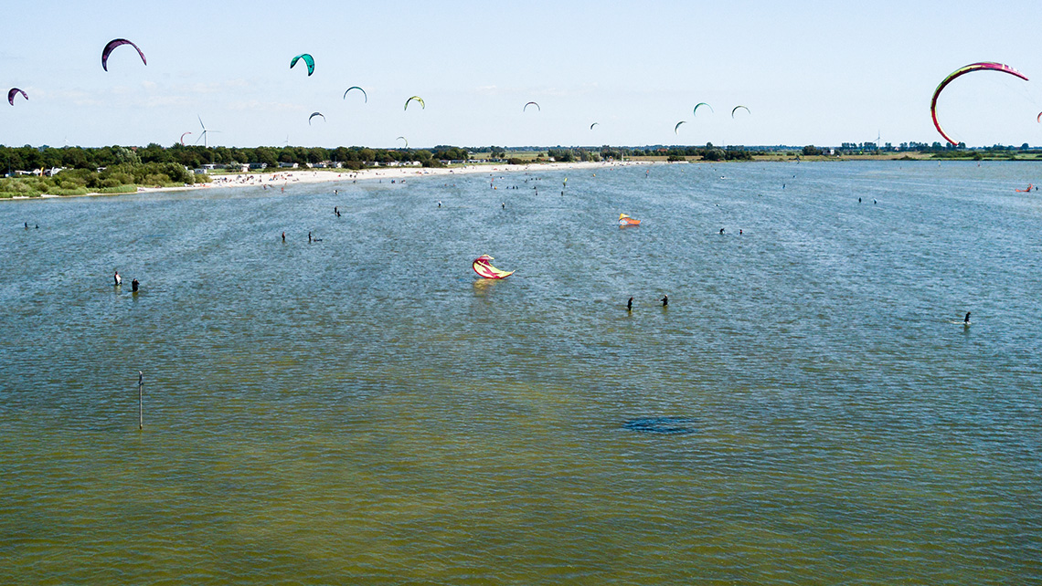 Kitesurfen am Ijsselmeer im Kiterevier Workum in den Niederlanden