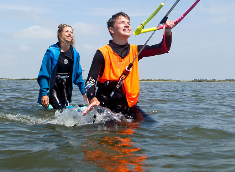 Lezione kitesurf Ijsselmeer Olanda - studente impara waterstart al KBC Hindeloopen centro kitesurf
