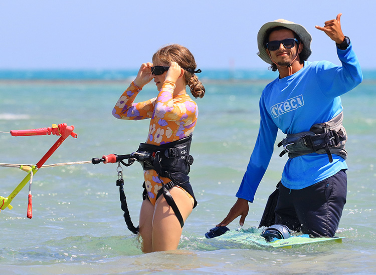 Kinder-Kitesurfkurs im türkisen Wasser am KBC El Gouna Kiteschool - Kitelehrer und Schülerin mit Kite-Equipment von F-ONE