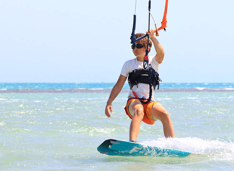 Kitesurf Teenager Schüler im Kitekurs für Kids am KBC El Gouna